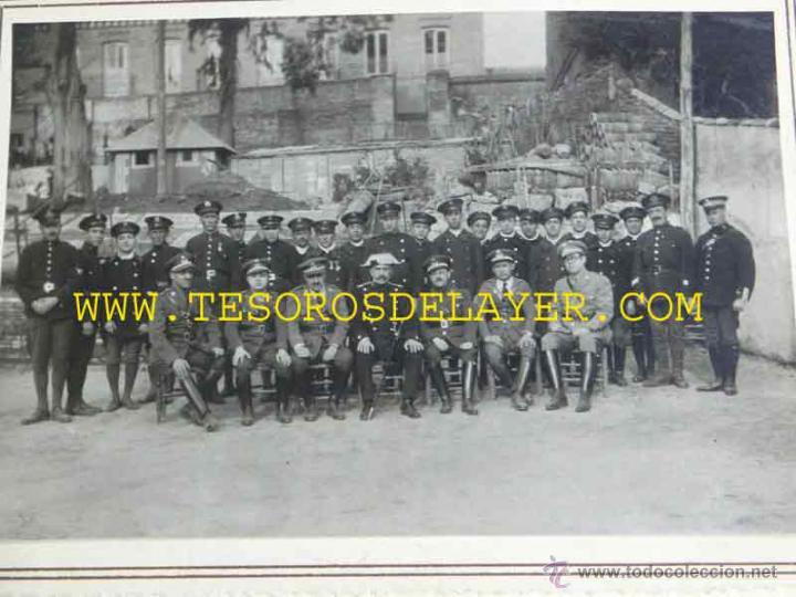 Militaria: ANTIGUA FOTOGRAFIA DE OFICIALES Y TROPA  DE LA CRUZ ROJA EN EL EDIFICIO DEL HOSPITAL DE REINA VICTOR
