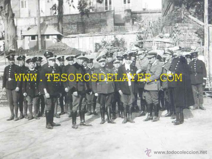 Militaria: ANTIGUA FOTOGRAFIA DE OFICIALES DE LA CRUZ ROJA EN EL EDIFICIO DEL HOSPITAL DE REINA VICTORIA, MADRI