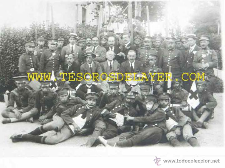 Militaria: ANTIGUA FOTOGRAFIA DE OFICIALES DE LA CRUZ ROJA EN EL EDIFICIO DEL HOSPITAL DE REINA VICTORIA, MADRI