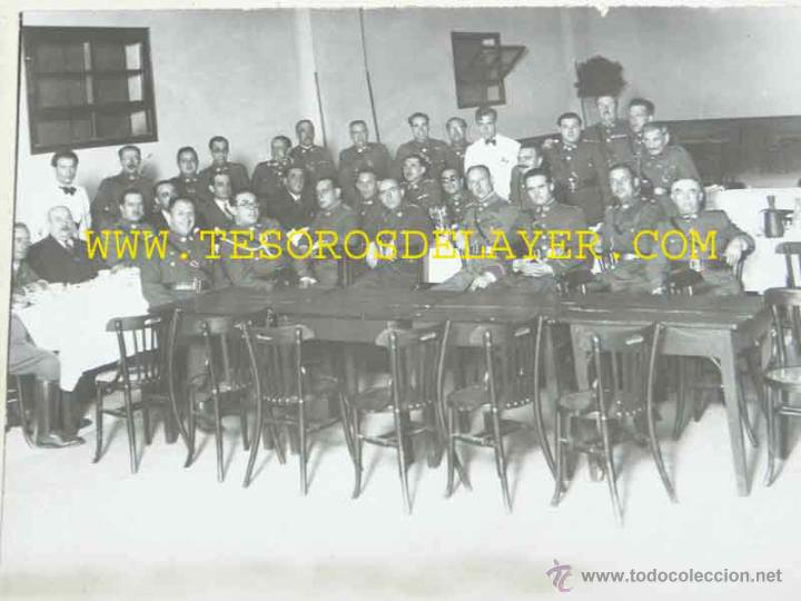 Militaria: ANTIGUA FOTOGRAFIA DE OFICIALES Y TROPA DE LA CRUZ ROJA EN EL RESTAURANTE EL BOSQUE, CALLE ALMANSA,