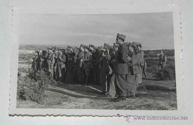 Military Antiques: ANTIGUA FOTOGRAFIA DE MILITARES DE LA ACADEMIA DE INFANTERIA DE TOLEDO EN 1945 - MIDE 10,5 X 7 CMS.
