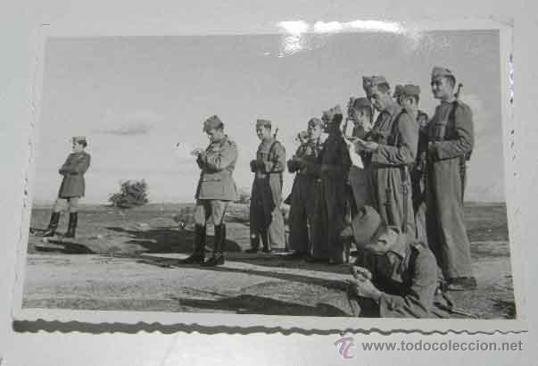 Military Antiques: ANTIGUA FOTOGRAFIA DE MILITARES DE LA ACADEMIA DE INFANTERIA DE TOLEDO EN 1945 - MIDE 10,5 X 7 CMS.