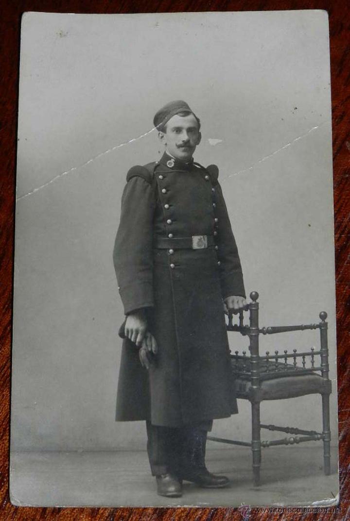 Military Antiques: Antigua fotografia de militar espa&ntilde;ol, el distintivo que lleva al cuello tiene una corona monarquica