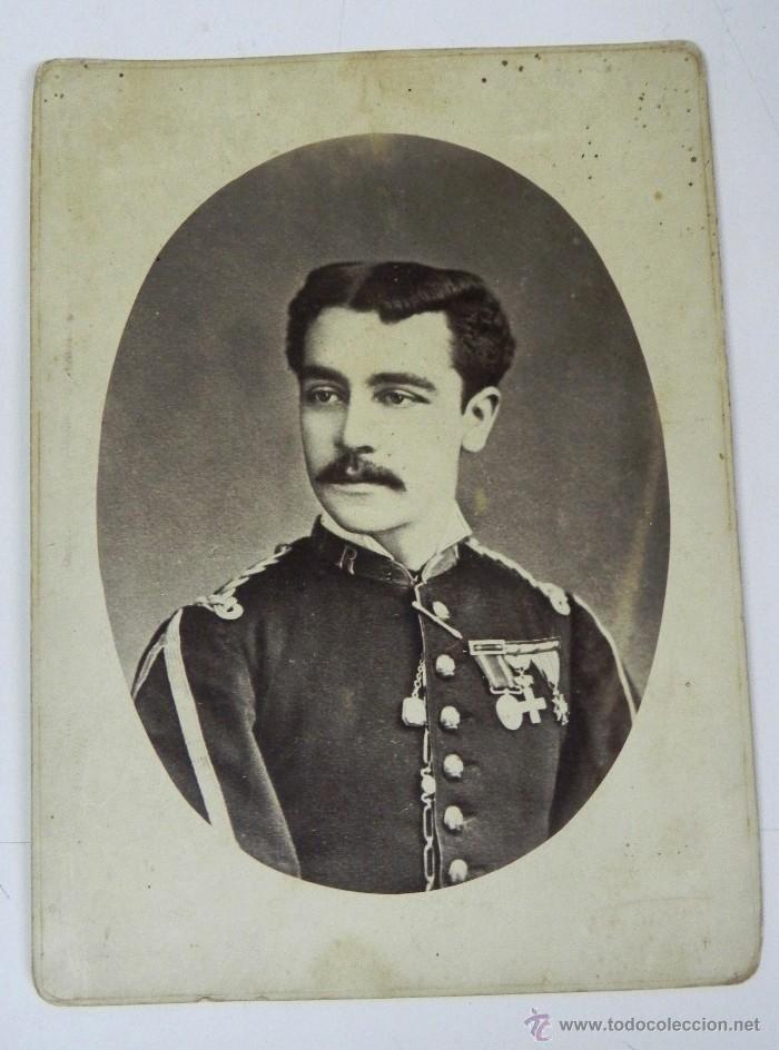 Militaria: Antigua fotografia albumina de oficial espa&ntilde;ol condecorado, Mahon, foto F. Femenias, mide 21,5 x 16