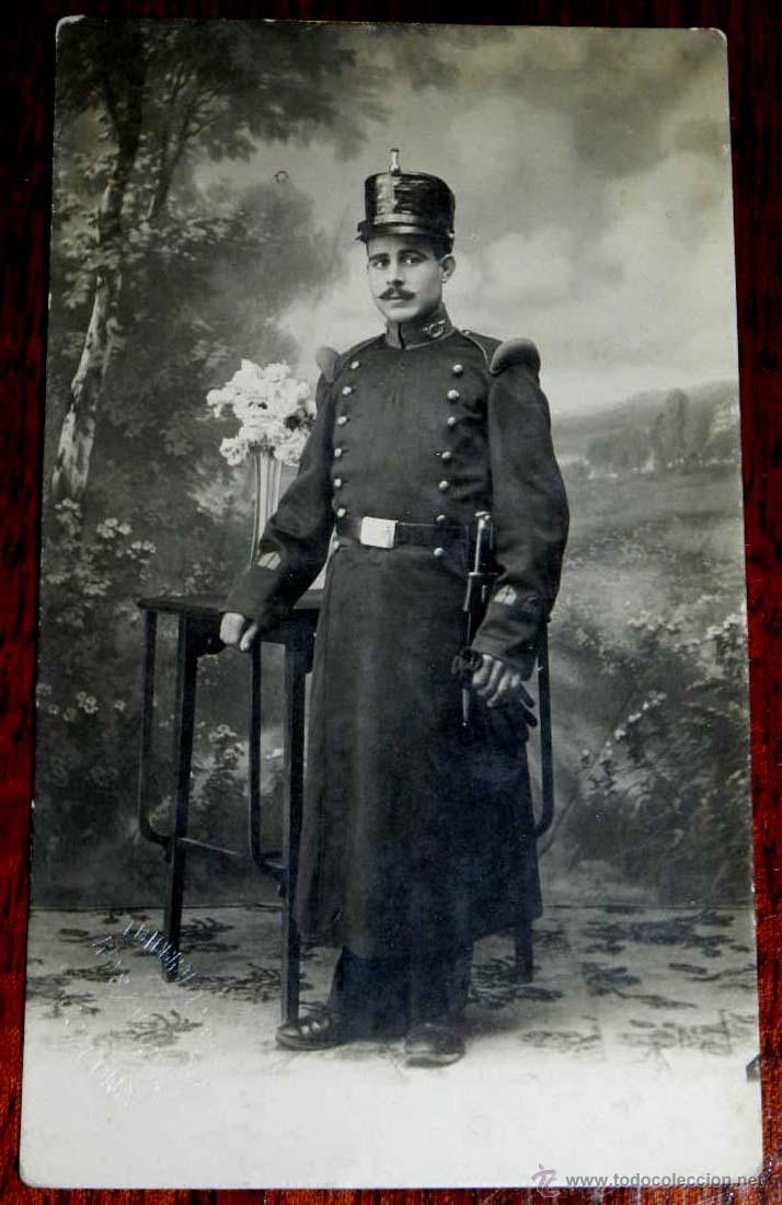 Military Antiques: antigua fotografia de militar espa&ntilde;ol con gorro ros, tama&ntilde;o postal, no circulada.