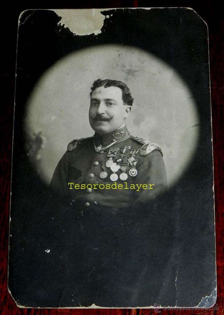 Militaria: antigua fotografia de oficial espa&ntilde;ol condecorado, batallon numero 38, tama&ntilde;o postal, no circulada.