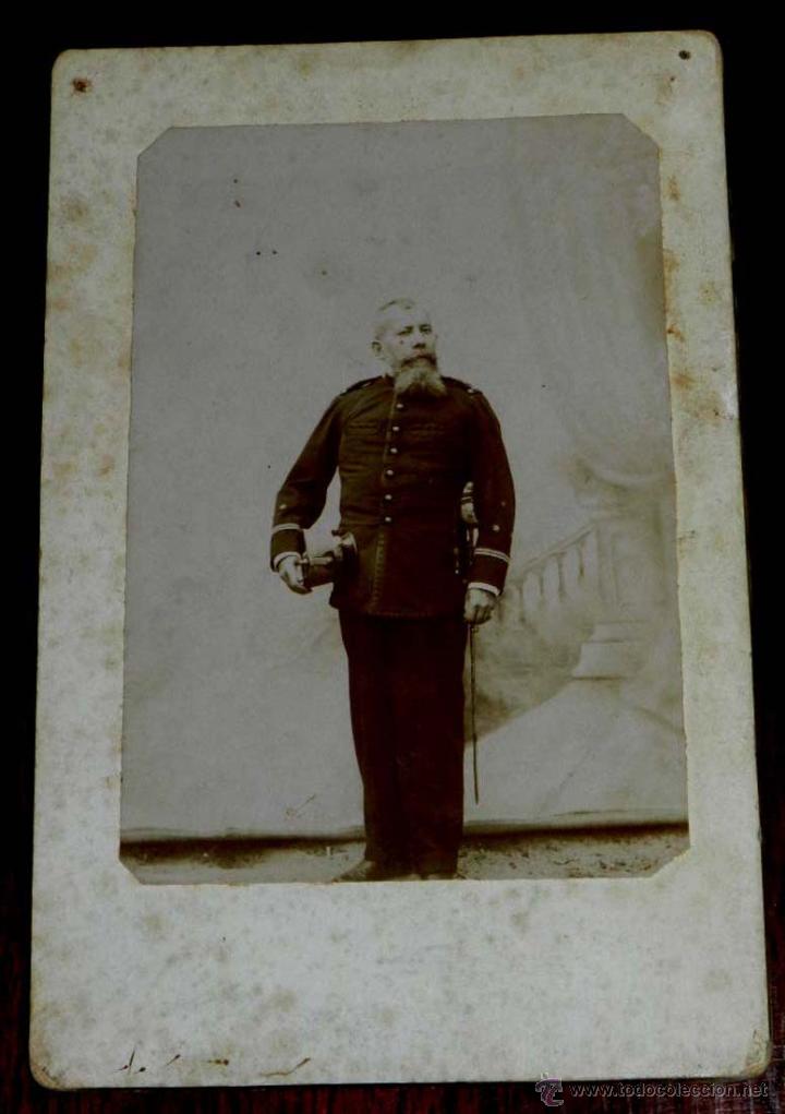 Military Antiques: antigua fotografia albumina de oficial con gorro ros, escrita por el reverso en 1904, mide 18 x 10 c