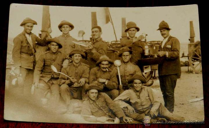 Military Antiques: antigua fotografia de militares en la campa&ntilde;a del rif, no circulada, escrita, tama&ntilde;o postal.