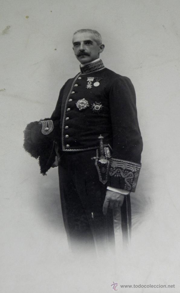 Militaria: ANTIGUA FOTOGRAFIA ALBUMINA DE CABALLERO ESPA&Ntilde;OL CON UNIFORME Y BICARNIO MUY CONDECORADO, CON ESPADA