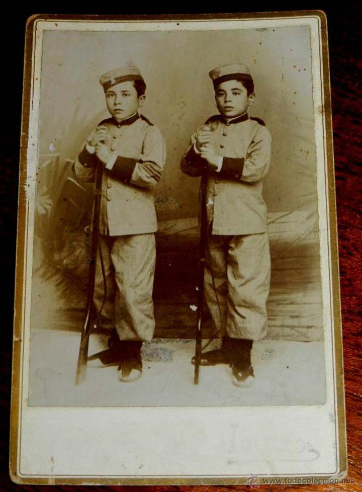 Militaria: ANTIGUA FOTOGRAFIA ALLBUMINA DE 2 NI&Ntilde;OS ESPA&Ntilde;OLES CON UNIFORME MILITAR, VER EL CALZADO QUE LLEVAN, F