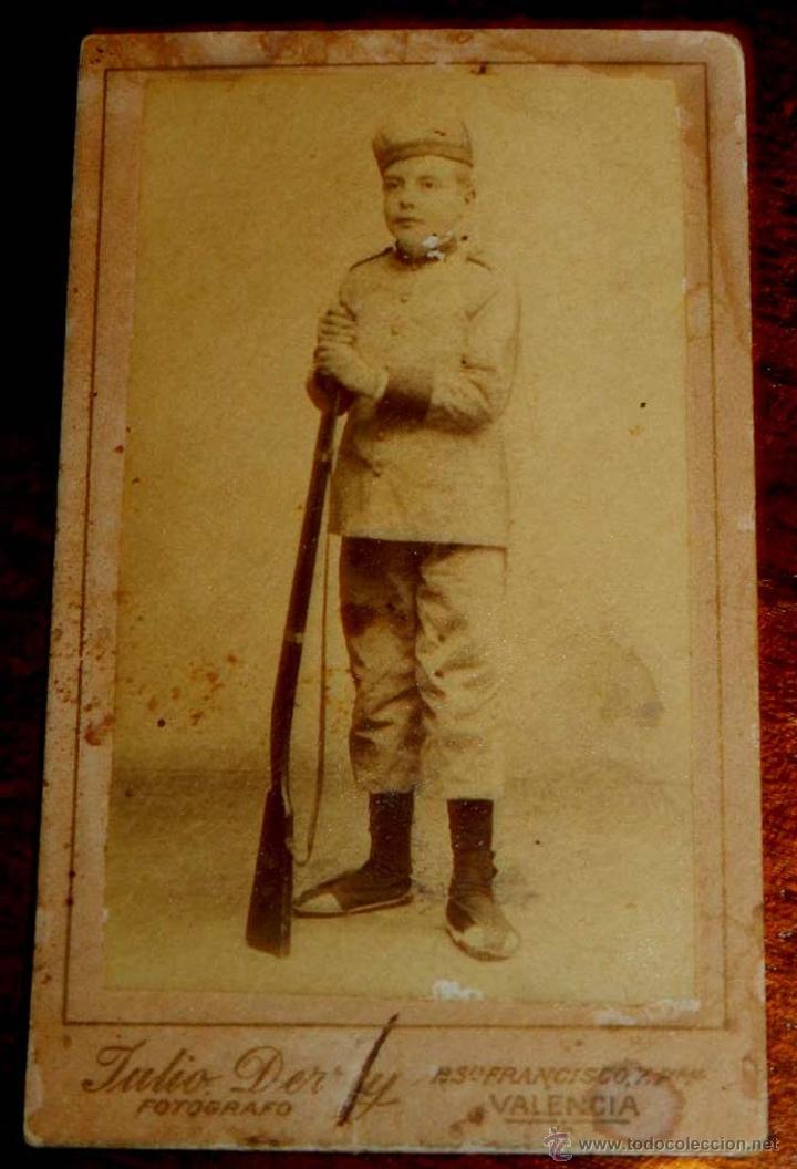 Military Antiques: ANTIGUA FOTOGRAFIA ALLBUMINA DE NI&Ntilde;O ESPA&Ntilde;OL CON UNIFORME MILITAR, VER EL CALZADO QUE LLEVA, FOTOGRA