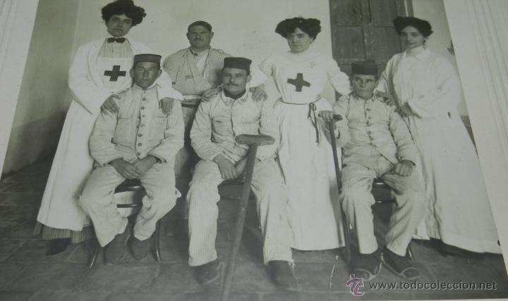 Militaria: ANTIGUA FOTOGRAFIA GUERRA DEL RIF, ENFERMERAS DE LA CRUZ ROJA Y HERIDO EN EL HOSPITAL DE CABA&Ntilde;AL (CA