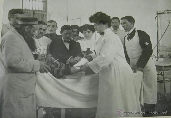 Militaria: ANTIGUA FOTOGRAFIA GUERRA DEL RIF, ENFERMERAS DE LA CRUZ ROJA CURANDO A HERIDO EN EL HOSPITAL DE CAB