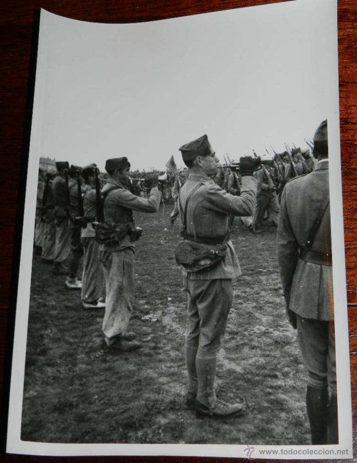 Militaria: FOTOGRAFIA DE MANIOBRAS PREPARATORIAS EN 1940 DE LA QUE SERIA LA DIVISION AZUL, EN PRESENCIA DE FOTO