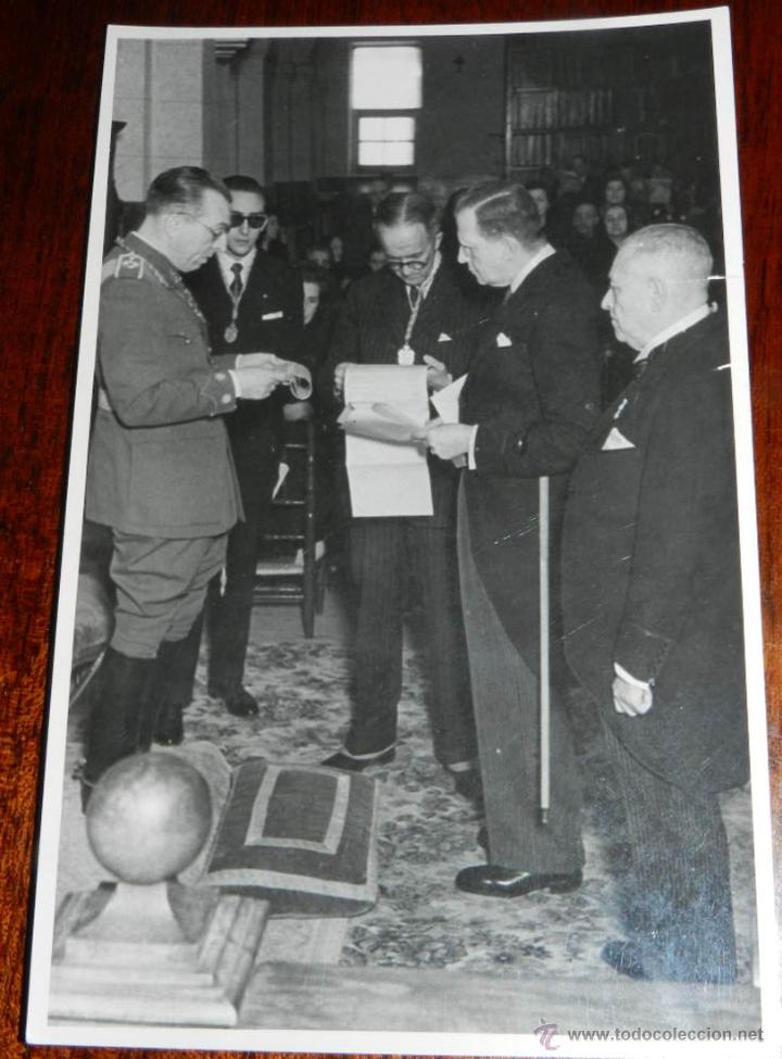 Military Antiques: ANTIGUA FOTOGRAFIA DE EL INFANTE D. FERNANDO DE BAVIERA RECIBIENDO LAS INSIGNIAS DE LA HERMANDAD DE