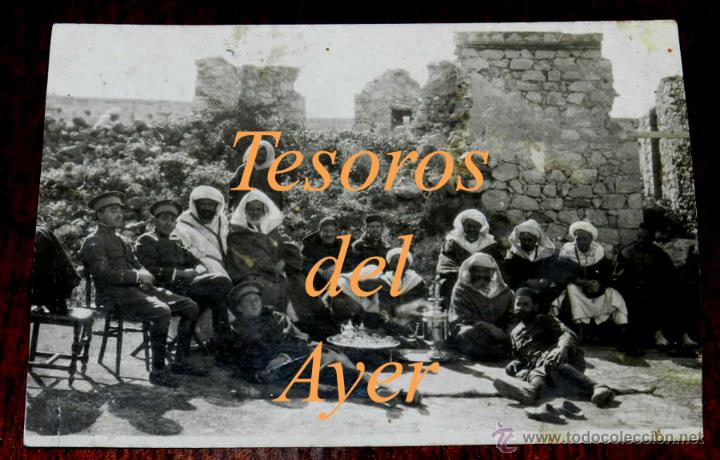 Military Antiques: ANTIGUA FOTOGRAFIA POSTAL DE LA GUERRA DEL RIFF, MOROS AMIGOS, JUNTO CON OFICIALES ESPA&Ntilde;OLES DE REGU