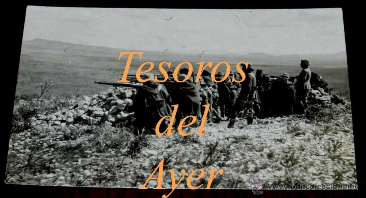 Militaria: ANTIGUA FOTOGRAFIA POSTAL DE LA GUERRA DEL RIFF, REGULARES Y LEGIONARIOS PARAPETADOS COMBATIENDO CON