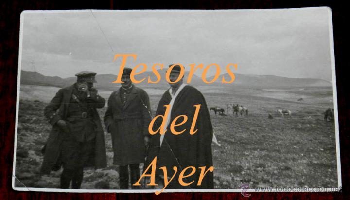 Militaria: ANTIGUA FOTO POSTAL DE LA GUERRA DEL RIFF 1925, OFICIAL ESPA&Ntilde;OL CON OFICIALES FRANCESES EN AXOR, CAP