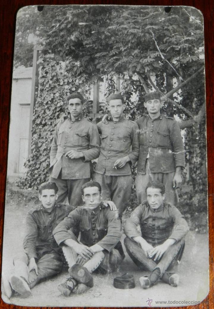 Military Antiques: ANTIGUA FOTO POSTAL DE SOLDADOS DE ARTILLERIA CON ESPARDE&Ntilde;AS, NO CIRCULADA, ALGO DETERIORADA.