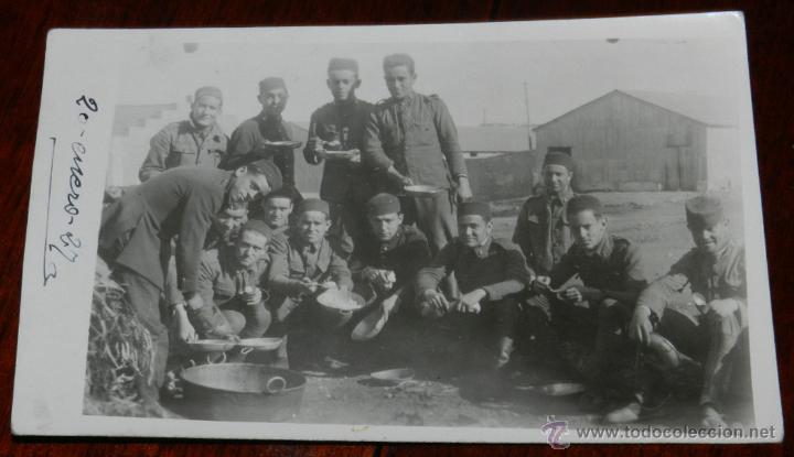 Military Antiques: ANTIGUA FOTO POSTAL DE SOLDADOS DE ARTILLERIA DURANTE EL RANCHO, CALZADOS CON ESPARDE&Ntilde;AS, NO CIRCULA