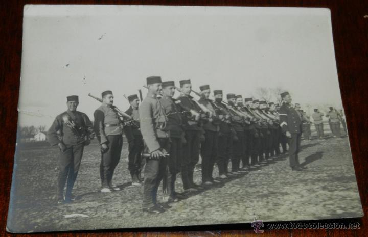 Military Antiques: ANTIGUA FOTOGRAFIA DE MILITARES EN FORMACION, MIDE 11,5 X 8,5 CMS.