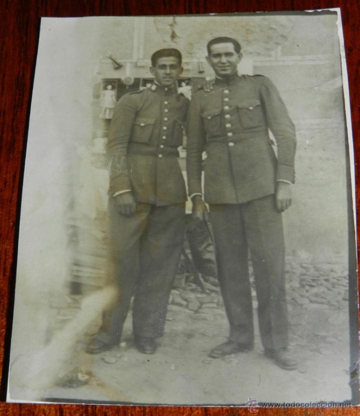 Military Antiques: ANTIGUA FOTOGRAFIA DE DOS MILITARES ESPA&Ntilde;OLES, MIDE 8 X 6 CMS.
