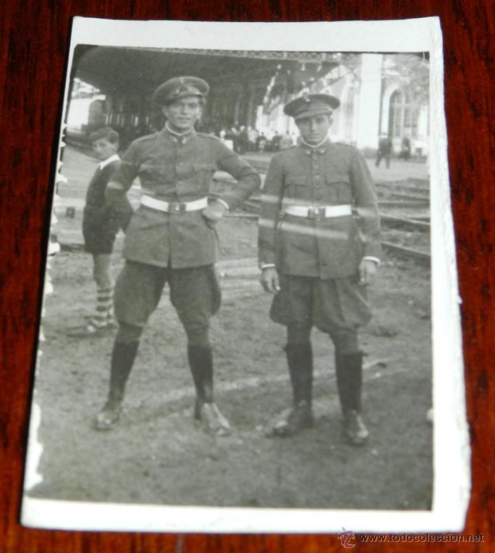 Military Antiques: ANTIGUA FOTOGRAFIA DE MILITARES DEL ARMA DE ARTILLERIA, EN UNA ESTACION DEL FERRROCARRIL, MIDE 6 X 4