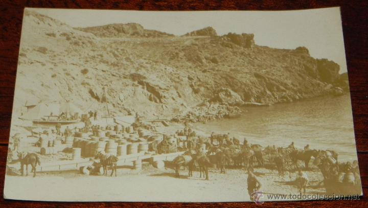 Militaria: FOTO POSTAL DE LA PLAYA DE EL CAMPAMENTO MILITAR EN CALA DEL QUEMADO, ALHUCEMAS, MARRUECOS, GUERRA D
