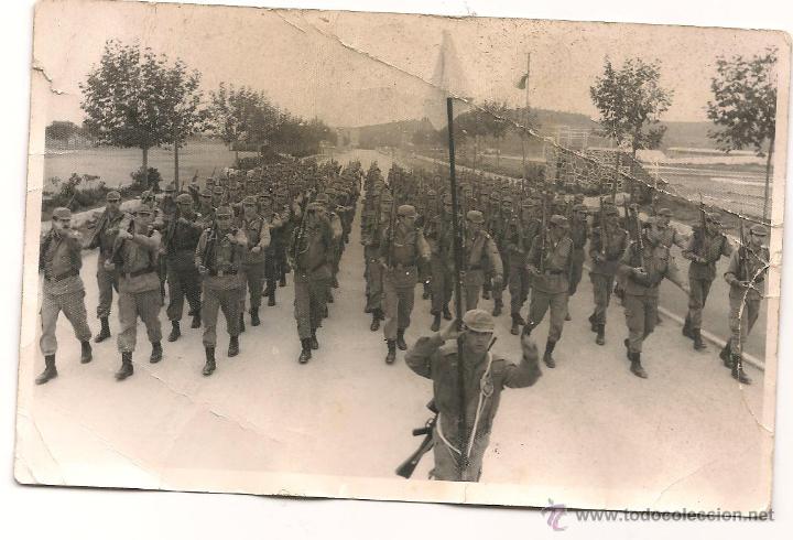 Militaria: SOLDADOS ESPA&Ntilde;OLES DESFILANDO EN LOS A&Ntilde;OS 60.
