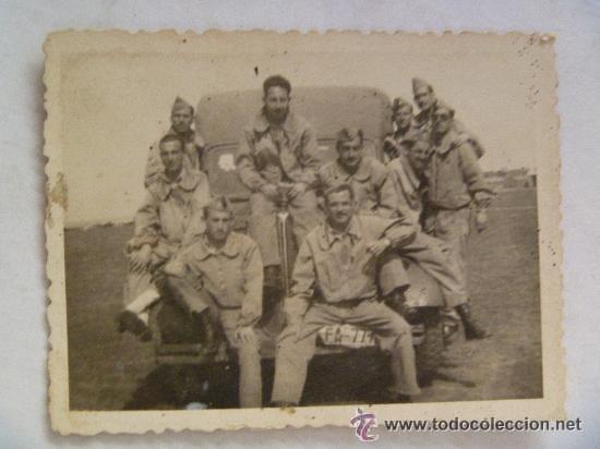 Militaria: FOTO DE MILITARES DE AVIACION CON ROPA DE FAENA Y VEHICULO DEL EJERCITO DEL AIRE . A&Ntilde;OS 40