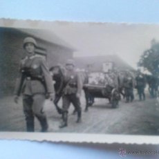 Militaria: FOTOGRAFÍA ALEMANIA. II GUERRA MUNDIAL. 1939-1945. SOLDADOS DE LA WHERMACHT Y CARRO DESFILANDO. Lote 40343881
