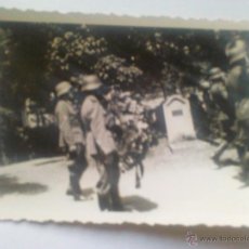 Militaria: FOTOGRAFÍA ALEMANIA. II GUERRA MUNDIAL. 1939-1945. SOLDADOS DE LA WHERMACHT DESFILANDO EN ENTIERRO. Lote 40343938