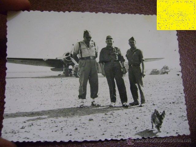 Militaria: Fotograf&iacute;a militar. &Aacute;frica. Oficial con soldados. Al fondo, una avion c1959