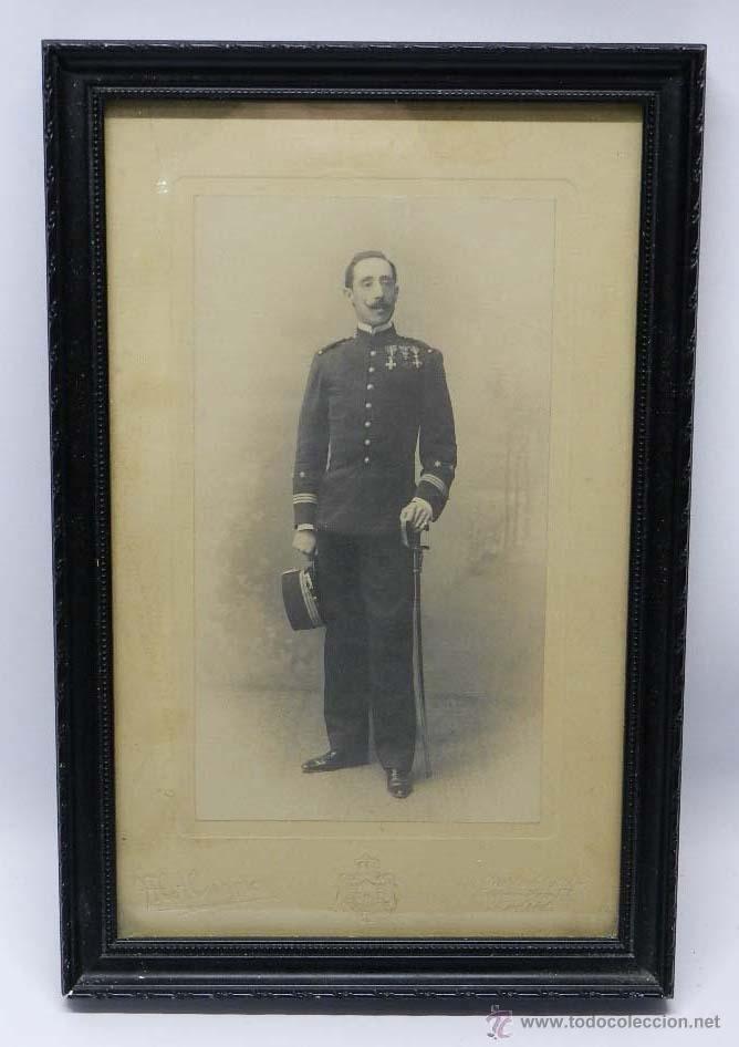 Militaria: ANTIGUA FOTOGRAFIA ENMARCADA DE TENIENTE DEL REGIMIENTO N. 33 - FOTO M. HUERLAS - PUERTA DEL SOL 3 -