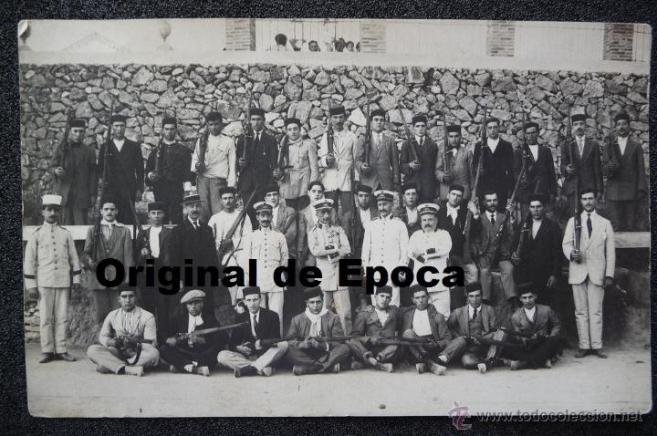 Militaria: (JX-1194)FOTOGRAFIA DE RECLUTAS DE INFANTERIA Y OFICIALES DE RAYADILLO
