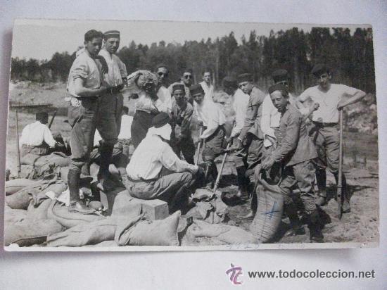 Military Antiques: GUERRA AFRICA : MILITARES ZAPADORES LLENANDO SACOS TERREROS .