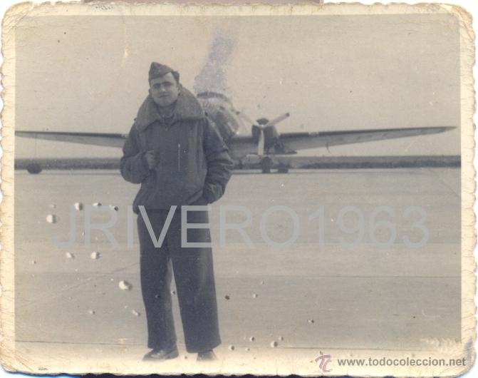 Militaria: FOTOGRAFIA DE UN PILOTO ANTE SU AVION,84X66MM