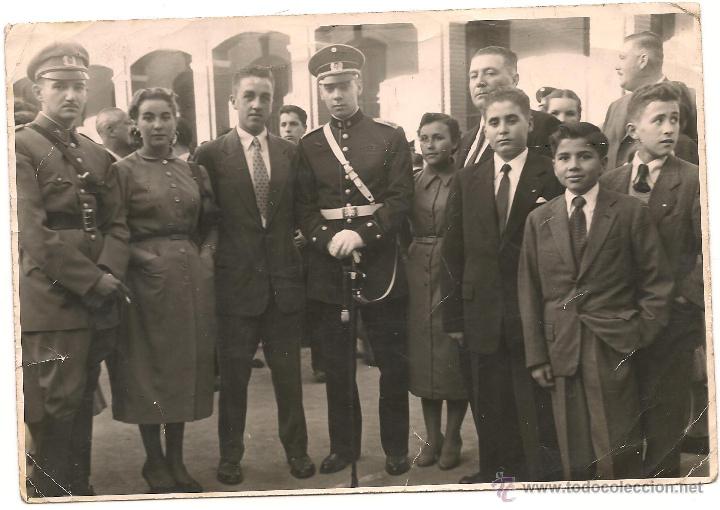 Militaria: OFICIALES EN REUNI&Oacute;N FAMILIAR CON DEDICATORIA DE FECHA 14/4/1954