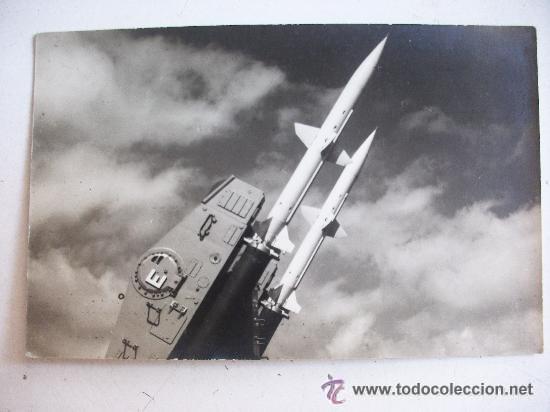 Military Antiques: FOTO DE RAMPA DE MISILES CON COHETES. 9 x 14 cm