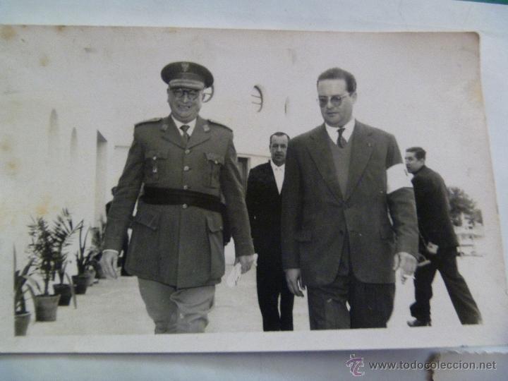 Militaria: FOTO DE GENERAL ( PERTENENCIA REGULARES ) Y CIVIL CON BRAZALETE EX ALFEREZ PROVISIONAL