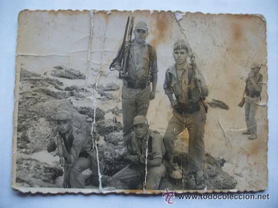 Militaria: FOTO DE MILITARES ESPA&Ntilde;OLES CON MAUSER Y SANDALIAS EN EL NORTE DE AFRICA
