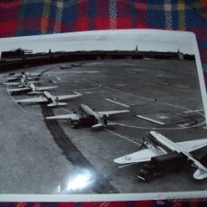 Militaria: EXTRAORDINARIA FOTOGRAFÍA DE UNOS C-47 SKYTRAINS EN EL AEROPUERTO DE TEMPELHOF ( BERLÍN)1948. GUERRA. Lote 41085441