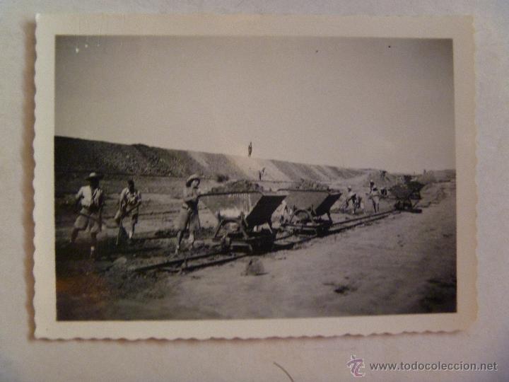 Militaria: BATALLON DE CASTIGO TRABAJANDO , CARRETILLAS y MILITAR VIGILANDO . 1942