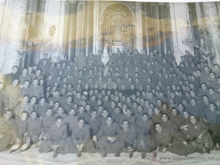 Militaria: FOTOGRAFIA, GRUPO DE MILITARES EN UN ALTAR, GRAN FORMATO