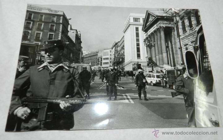 Military Antiques: FOTOGRAFIA ORIGINAL DE AGENCIA DEL GOLPE DE ESTADO DEL 23-F - A&Ntilde;OS 80, MIDE 23 X 16 CMS.