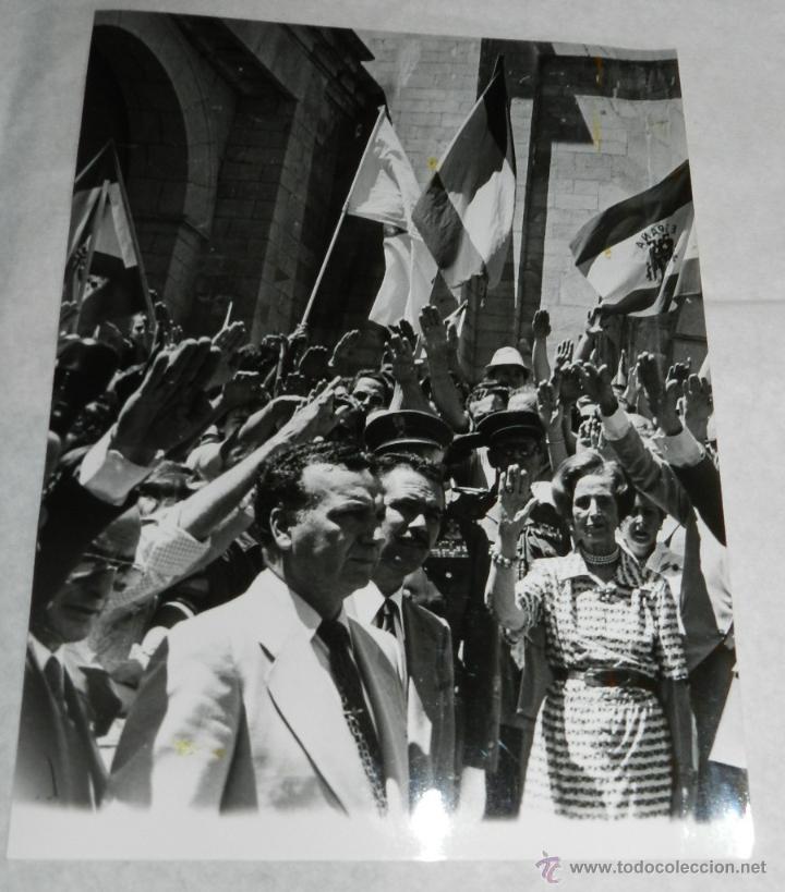 Military Antiques: FOTOGRAFIA DE Do&ntilde;a CARMEN POLO EN ACTO DE AFIRMACION NACIONAL . MIDE 24 X 18 CMS.