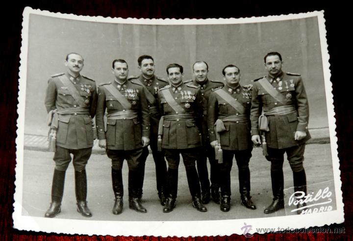 Military Antiques: FOTOGRAFIA DE OFICIALES EN MADRID, FOTO PORTILLO, A&Ntilde;O 1951, MIDE 11,5 X 8,5 CMS.