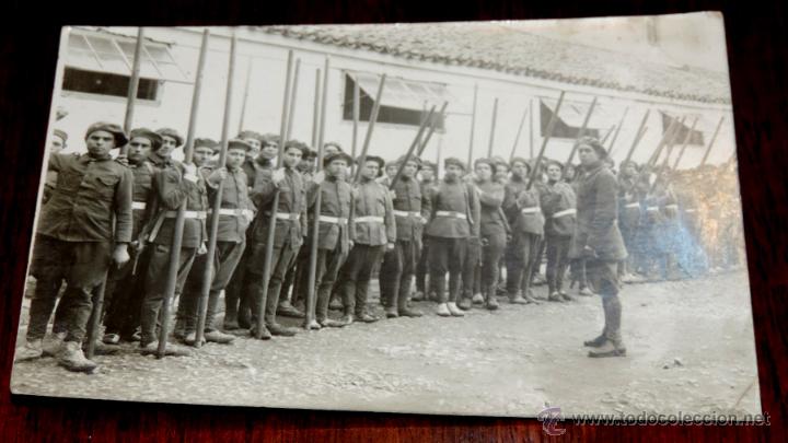 Militaria: FOTO POSTAL DE MILITARES CON VARAS DE MADERA PARA HACER CAMILLAS O TIENDAS DE CAMPA&Ntilde;A, SANIDAD MILIT