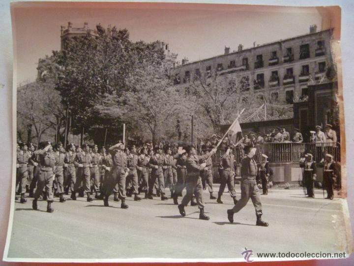Militaria: FOTO DE FRANCO PRESENCIANDO DESFILE DE LA BRIGADA PARACAIDISTA. GUARDIA DE FRANCO, ETC.