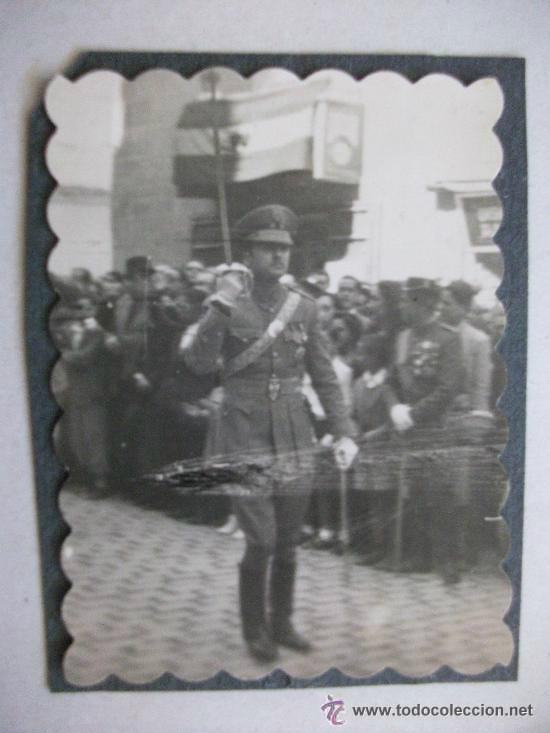 Militaria: TENIENTE CONDECORADO DE GALA Y CON SABLE , DESFILANDO.......... 5 x 6,5 cm
